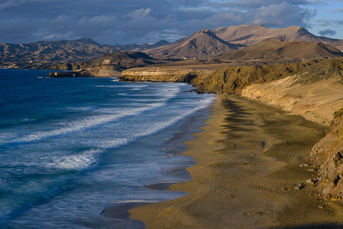 Cliffs, beach and waves at La Pared, Playa del viejo rey, La Pared, Istmo de la Pared, Fuerteventura, Canary Islands, Spain