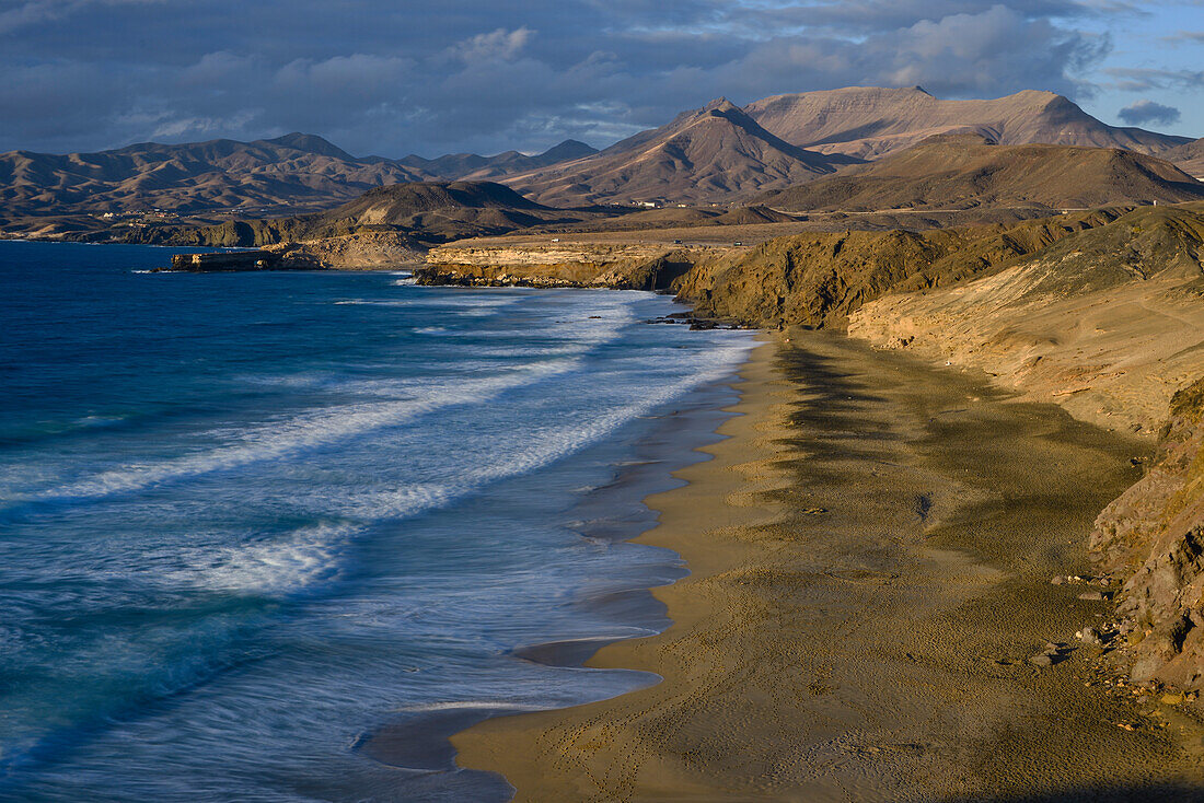 Steilküste, Strand und Wellen bei La Pared, Playa del viejo rey, La Pared, Istmo de la Pared, Fuerteventura, Kanaren, Kanarische Inseln, Spanien
