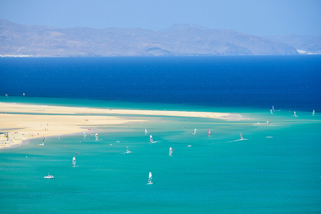 Surfer am Strand von Playas de Sotavento de Jandia, Risco del Paso, Fuerteventura, Kanaren, Kanarische Inseln, Spanien