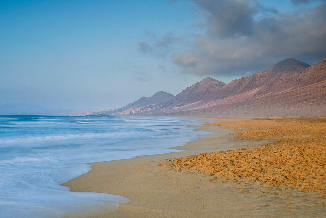 Mountain range and golden beach, Playa de Cofete, Barlovento, Jandia peninsula, Parque Natural de Jandia, Fuerteventura, Canary Islands, Spain