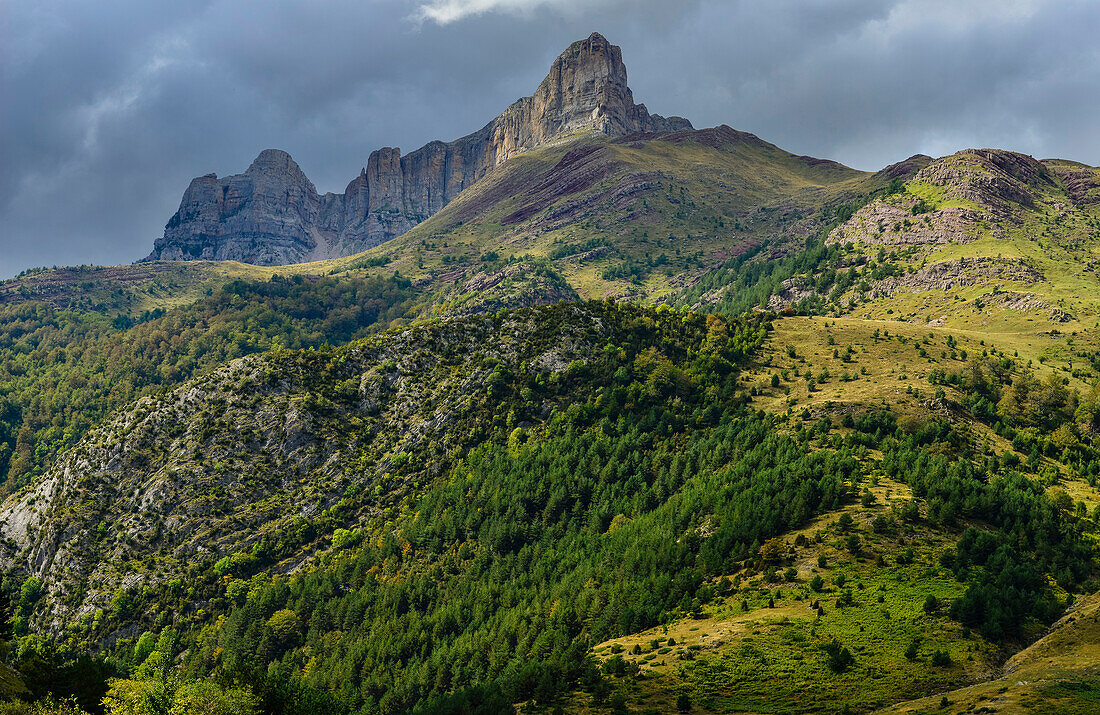 Mountain Chipeta Alto and autumn colors, Valle de Hecho, Parque Valles Occidentales, Pyrenees, Province Huesca, Aragon, Spain