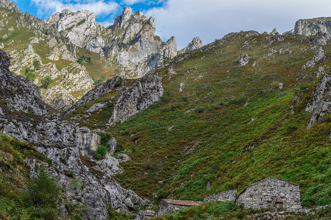 Traditional stone houses, Puente de Poncebos, mountains of Parque Nacional de los Picos de Europa, Asturias, Spain