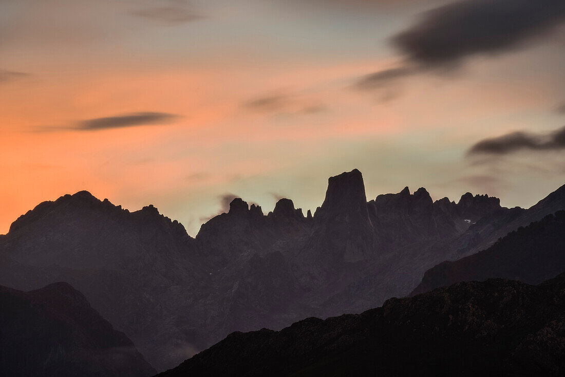 Sonnenuntergang über dem Naranjo de Bulnes mit El Urriello vom Mirador del Pozo de la Oración, Cabrales Gebirge Parque Nacional de los Picos de Europa, Asturien, Asturias, Spanien