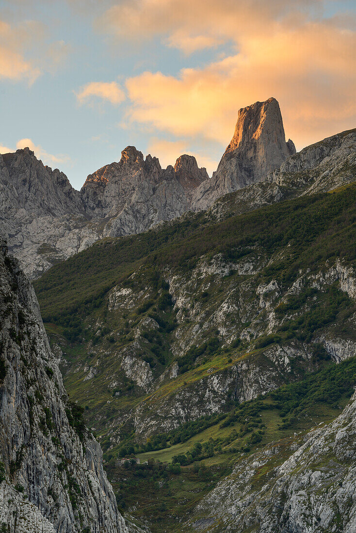 Blick von Camarmeña auf Naranjo de Bulnes mit El Urriello zu Sonnenaufgang, Cabrales, Gebirge Parque Nacional de los Picos de Europa, Asturien, Asturias, Spanien