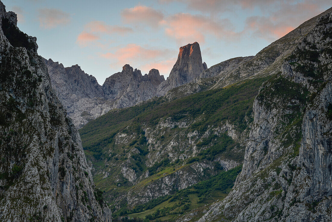 Blick von Camarmeña auf Naranjo de Bulnes mit El Urriello zu Sonnenaufgang, Cabrales, Gebirge Parque Nacional de los Picos de Europa, Asturien, Asturias, Spanien