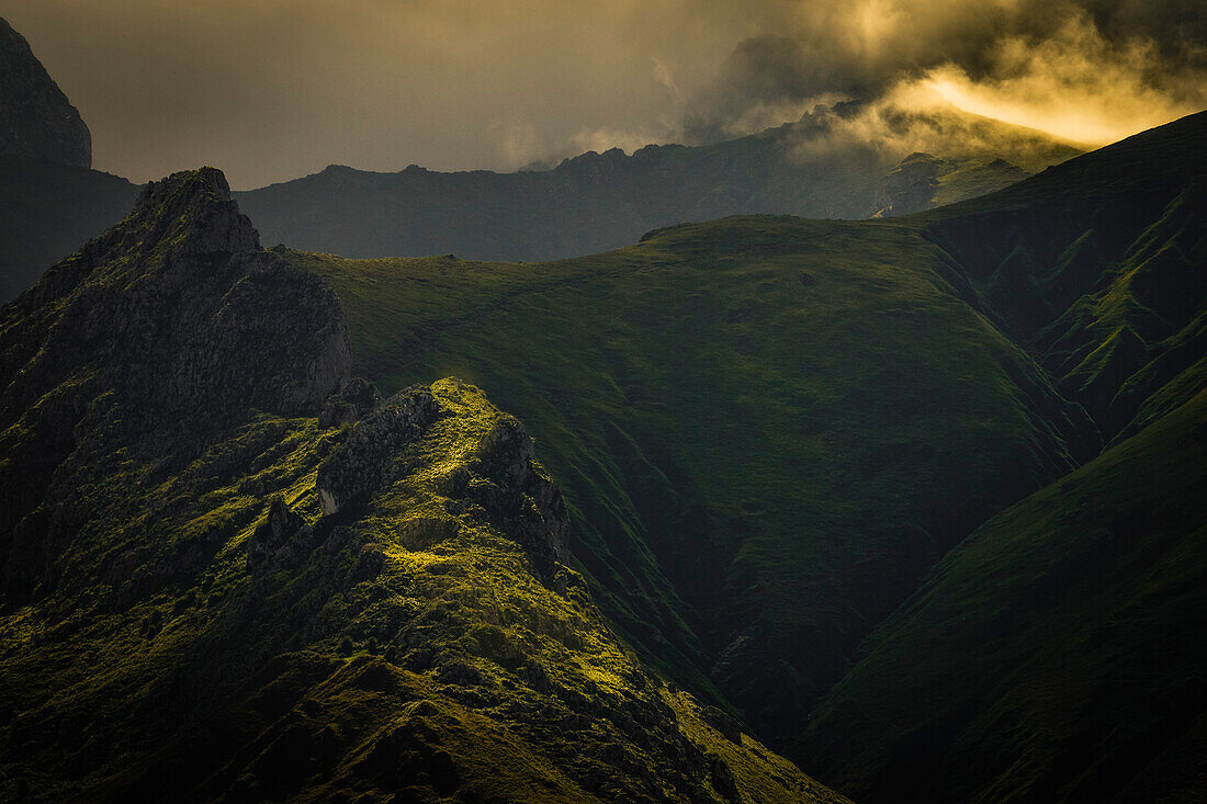 Mystische Lichtstimmung in den Küstenbergen, Kantabrisches Gebirge, Asturien, Asturias, Spanien