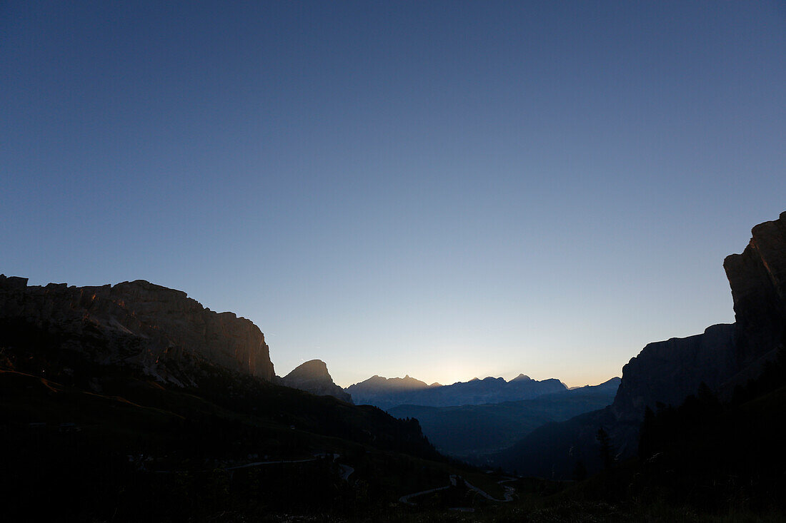 Blick vom Grödner Joch bei Sonnenaufgang Richtung Osten, Gröden, Dolomiten, Südtirol, Italien