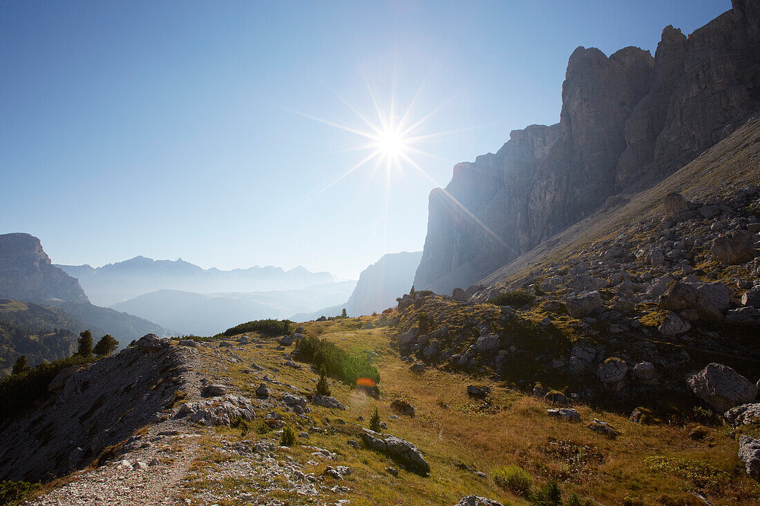 Blick vom Grödner Joch bei Sonnenaufgang Richtung Osten, Gröden, Dolomiten, Südtirol, Italien