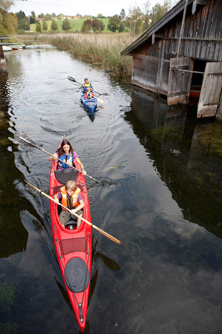 Familie bei einer Kanutour auf dem Staffelsee, Seehausen, Oberbayern, Bayern, Deutschland