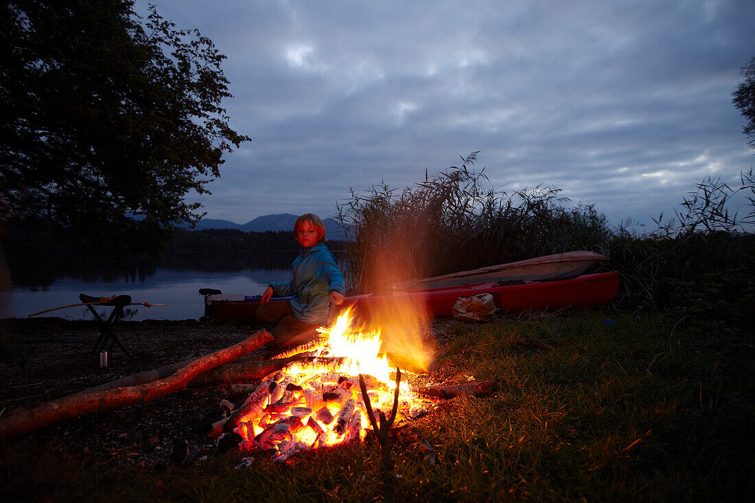 Junge am Lagerfeuer, Staffelsee, Seehausen, Oberbayern, Bayern, Deutschland