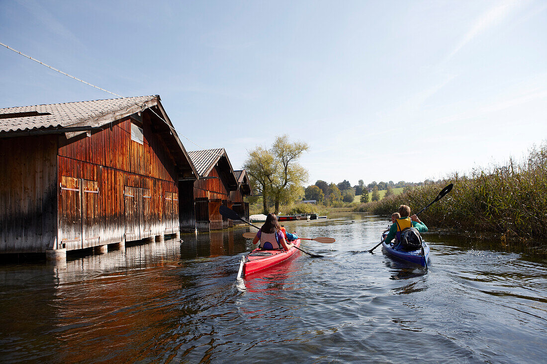 Familie bei einer Kanutour auf dem Staffelsee, Seehausen, Oberbayern, Bavaria, Deutschland