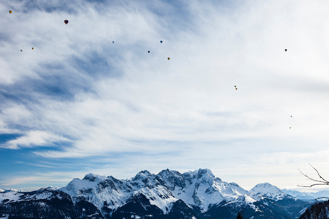 Heißluftballons über Tennengebirge und Dachsteinmassiv, Salzburg, Österreich