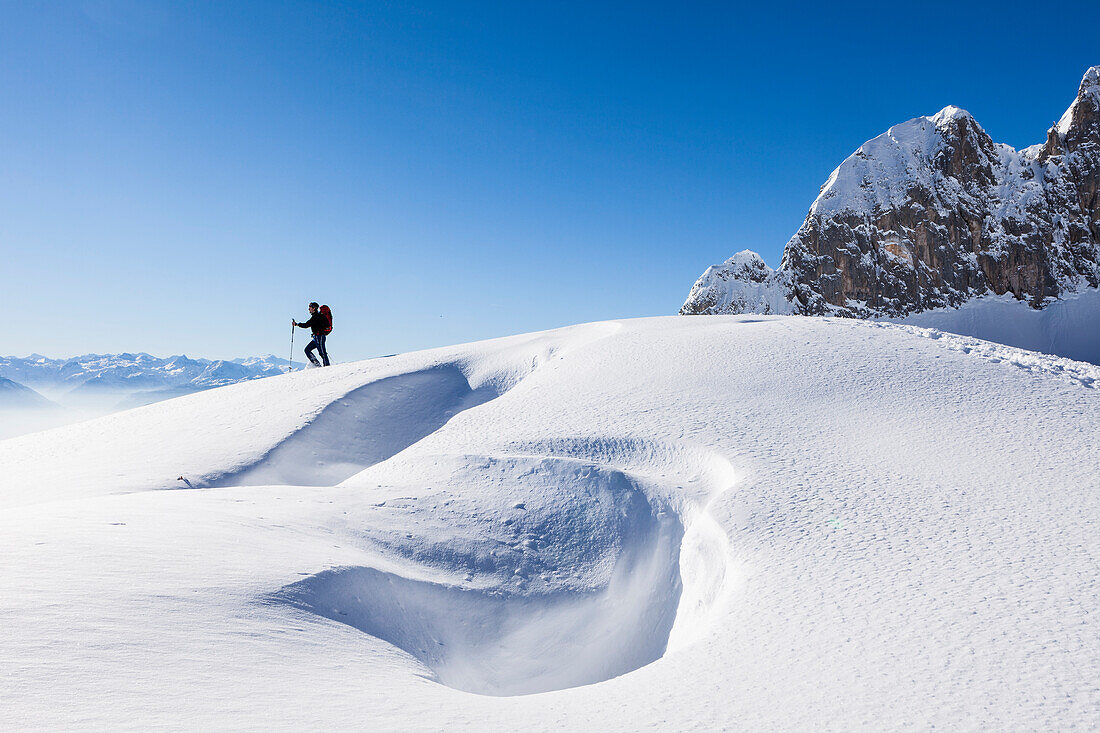 Schneeschuhgeher vor dem Riffl im Tennengebirge, Salzburg, Österreich