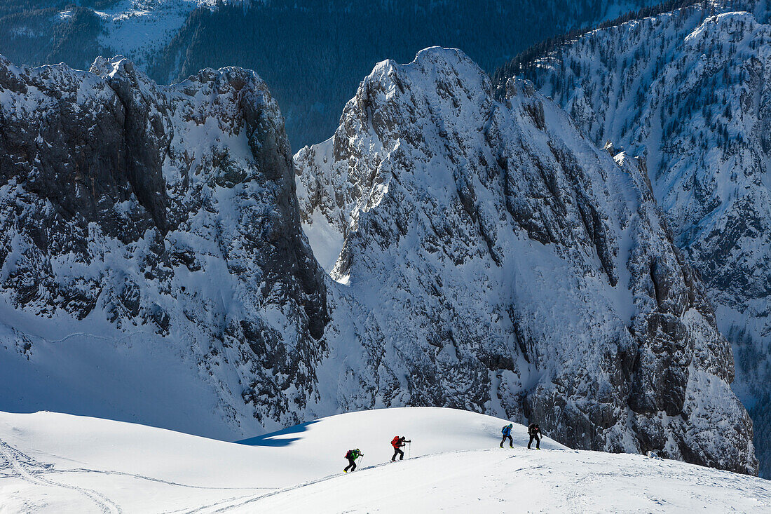 Skitourengeher beim Aufstieg zum Hochkarfelderkopf, Tennengebirge, Salzburg, Österreich