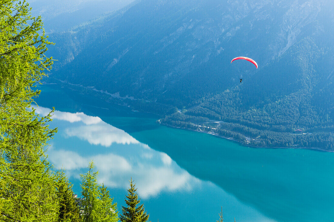 Gleitschirmflieger über dem Achensee, Pertisau, Tirol, Österreich