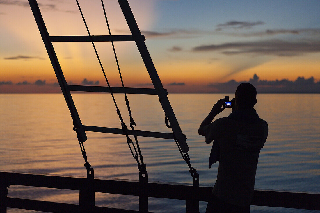 Sonnenuntergang in der Triton Bay, West Papua, Indonesien