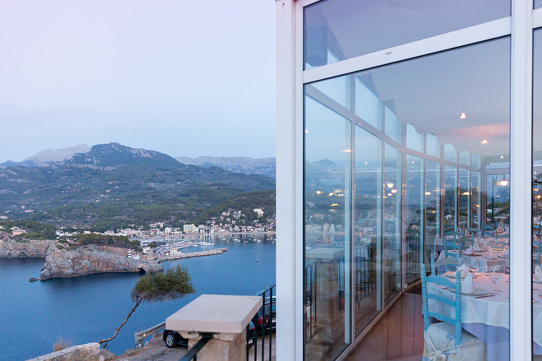 Restaurant, Es Faro, mit Ausblick über den Hafen, Mittelmeer, Serra de Tramuntana, Port de Soller, Mallorca, Balearen, Spanien, Europa