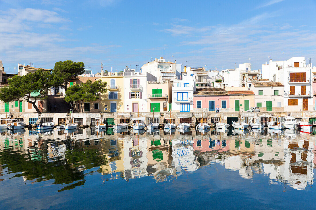 Strandpromenade mit Boote und Segelboote, Hafen, Mittelmeer, Urlaubsort, Portocolom, Mallorca, Balearen, Spanien, Europa