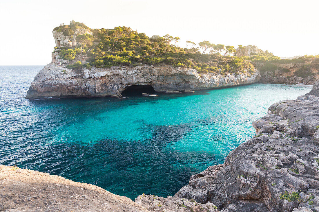 Traumbucht mit türkisblauen Meer, Calo des Moro, Mittelmeer bei Santanyi, Mallorca, Balearen, Spanien, Europa