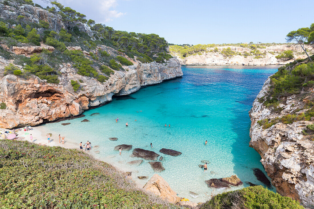 Strand und Traumbucht mit türkisblauen Meer, Calo des Moro, Mittelmeer, bei Santanyi, Mallorca, Balearen, Spanien, Europa