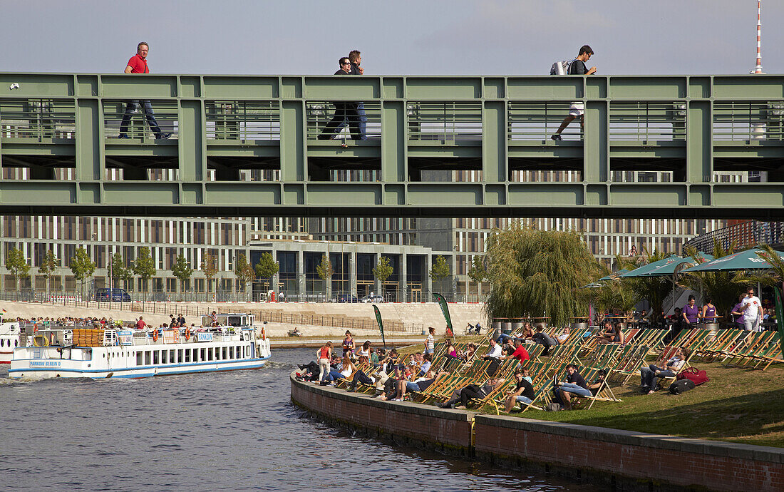 Fahrt mit dem Hausboot auf der Spree durch Berlin, Deutschland, Europa