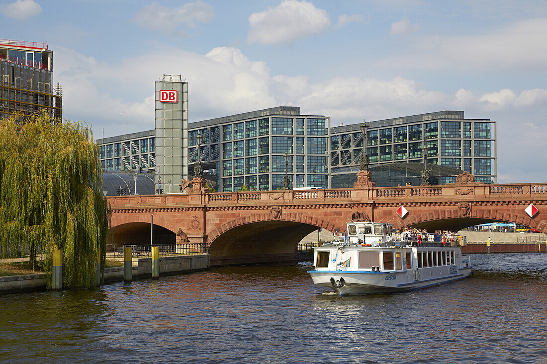 Fahrt mit dem Hausboot auf der Spree durch Berlin beim Hauptbahnhof, Deutschland, Europa