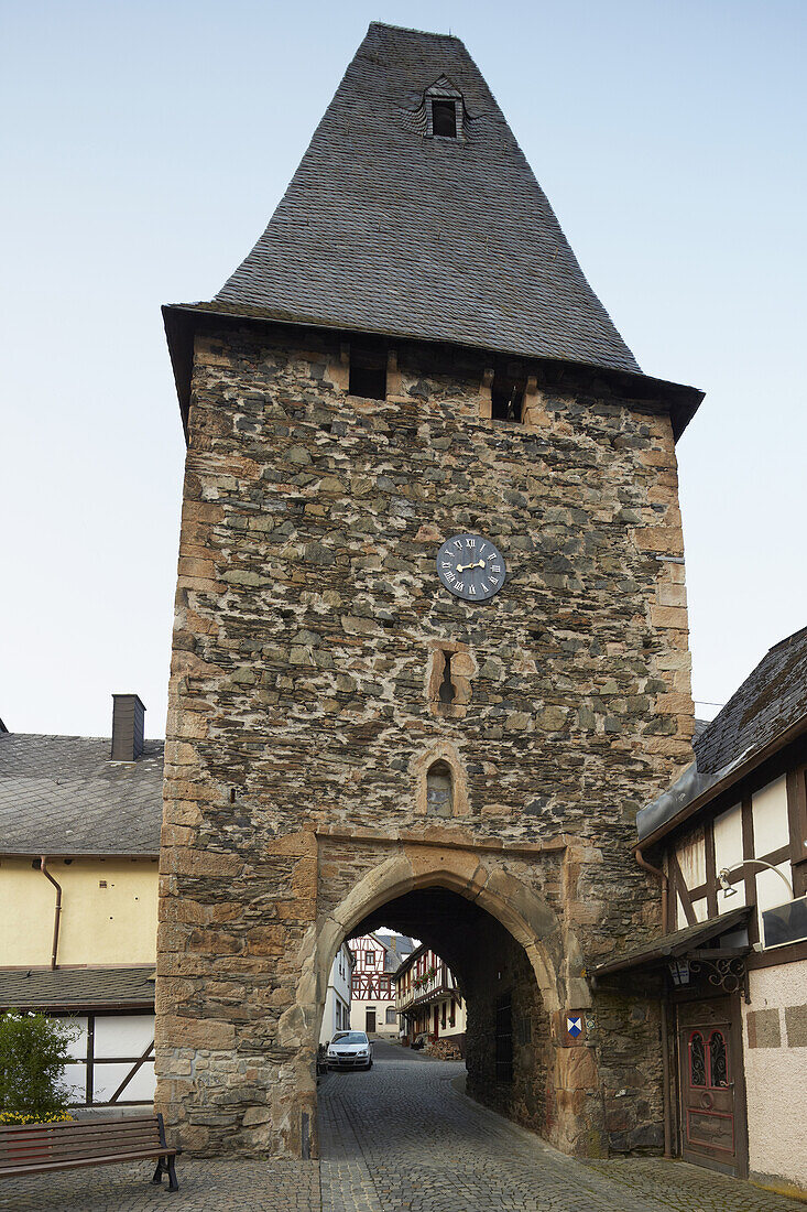 Fachwerkhaüser und Uhrturm (12.Jh.) in Herrstein, Kreis Birkenfeld, Region Hunsrück, Rheinland-Pfalz, Deutschland, Europa