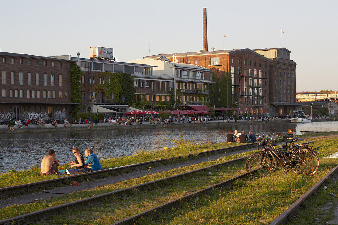 Junge Leute genießen Abend am Stadthafen in Münster , Münsterland , Nordrhein-Westfalen , Deutschland , Europa