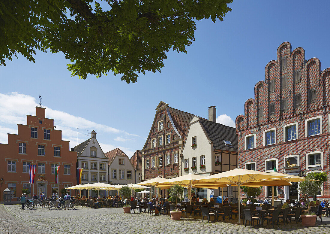 Straßencafés und Restaurants am Marktplatz in Warendorf , Münsterland , Nordrhein-Westfalen , Deutschland , Europa