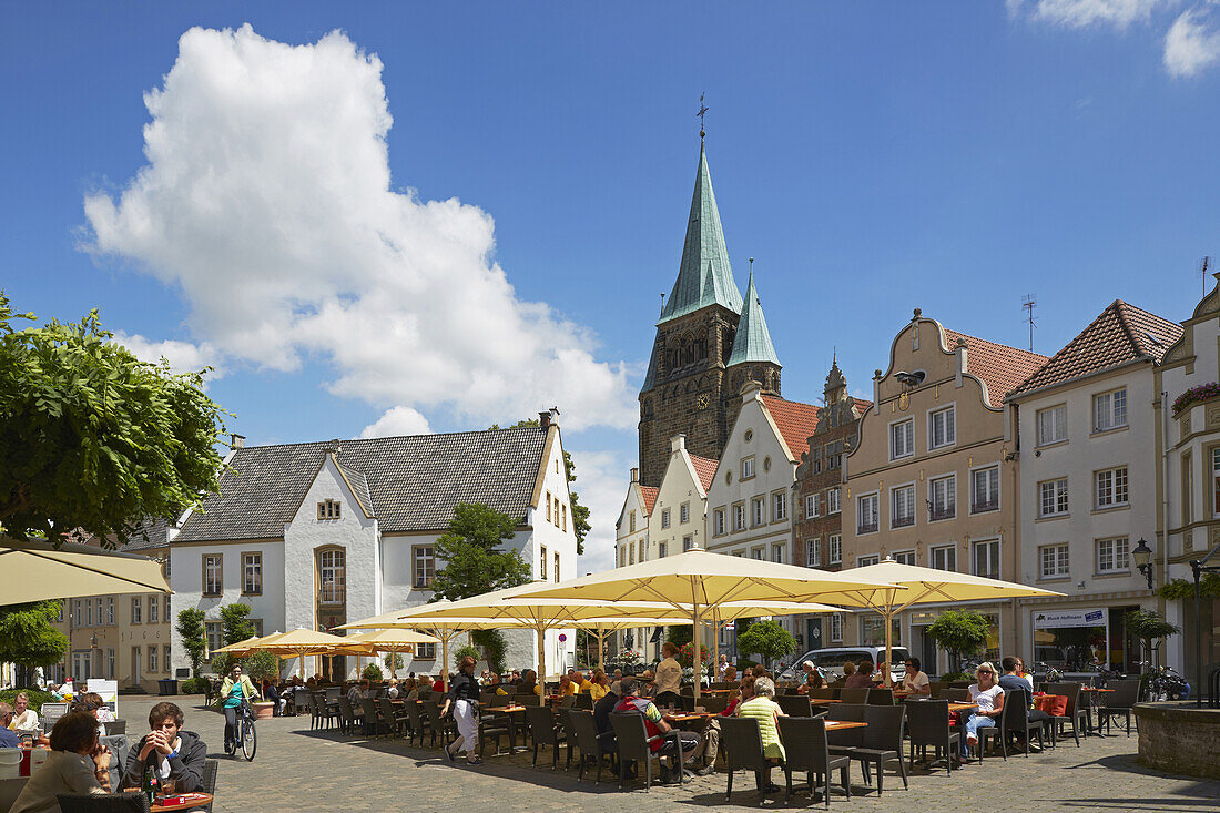 Rathaus und Straßencafés und Restaurants am Marktplatz in Warendorf , Münsterland , Nordrhein-Westfalen , Deutschland , Europa