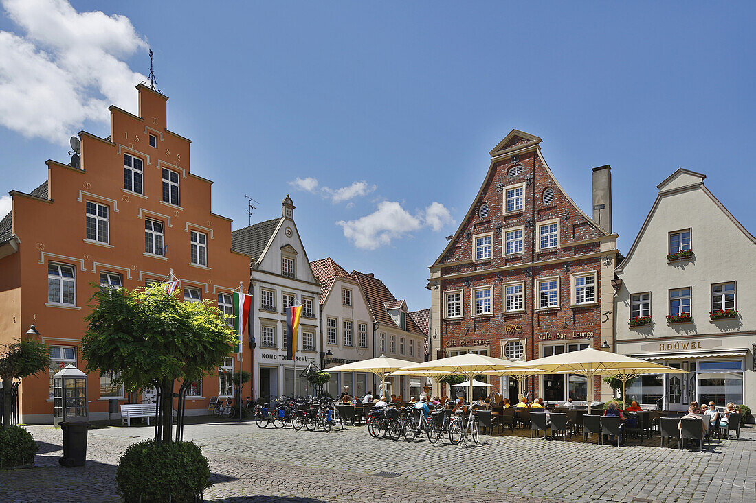 Open air cafés and restaurants at the market place at Warendorf , Muensterland , North Rhine-Westphalia , Germany , Europe