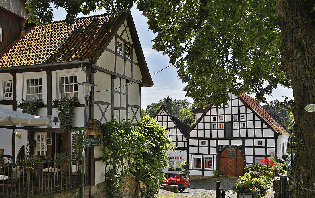 Fachwerkhäuser an Markt und Bahnhofstraße in Tecklenburg , Münsterland , Tecklenburgerland , Nordrhein-Westfalen , Deutschland , Europa