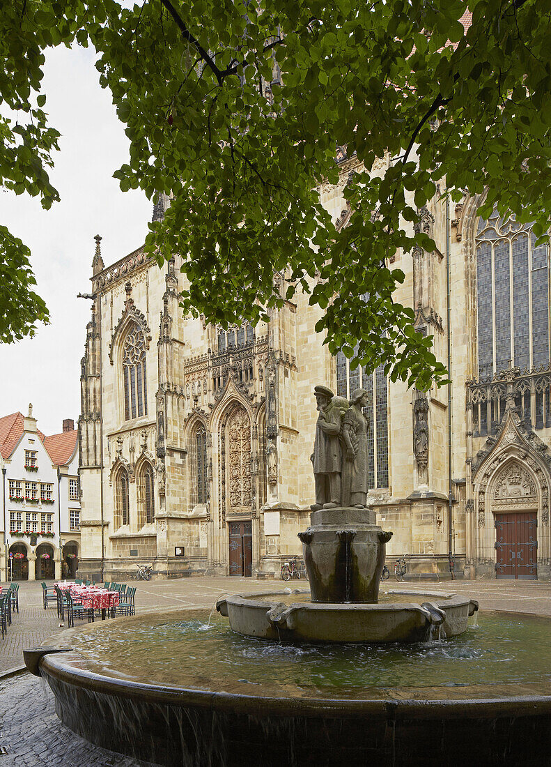 Marketplace with well and St. Lambert's Church , Muenster , Muensterland , North Rhine-Westphalia , Germany , Europe