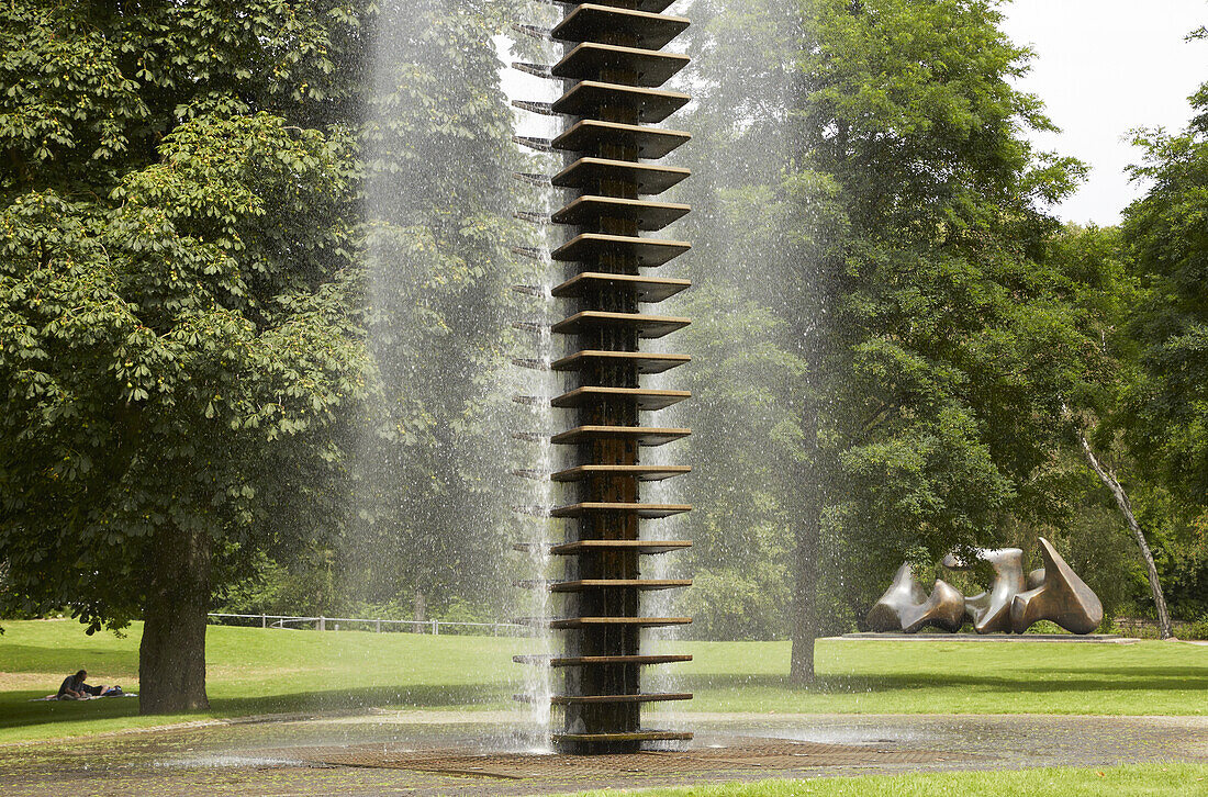 Brunnen und Skulptur <Large Vertebrae> von Henry Moore in Grünanlage beim Aasee , Münster , Münsterland , Nordrhein-Westfalen , Deutschland , Europa