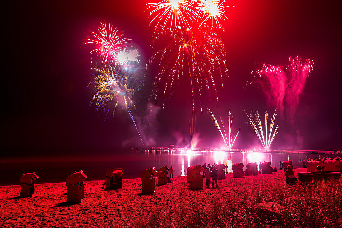 Feuerwerk am Strand, Niendorf, Lübecker Bucht, Ostsee, Schleswig-Holstein, Deutschland