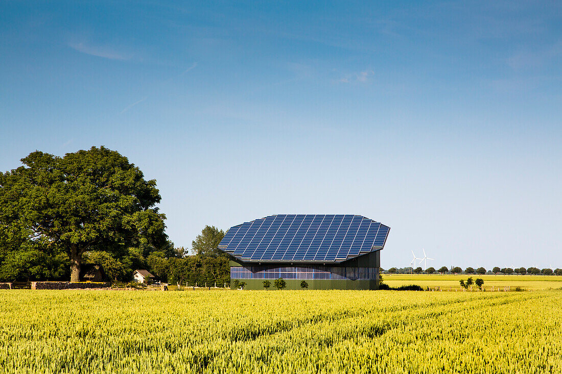 Solaranlage auf einem Scheunendach, Ostsee, Schleswig-Holstein, Deutschland