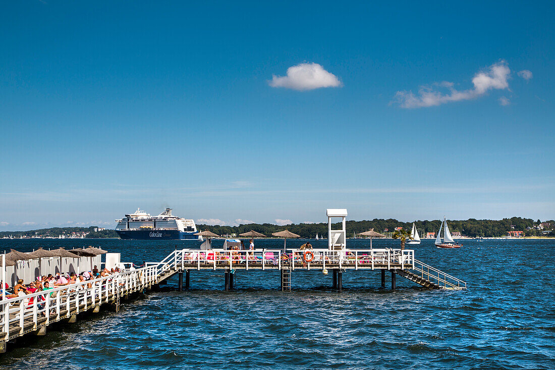 Restaurant Seebar mit Norwegenfähre, Kiel, Kieler Förde, Ostsee, Schleswig-Holstein, Deutschland