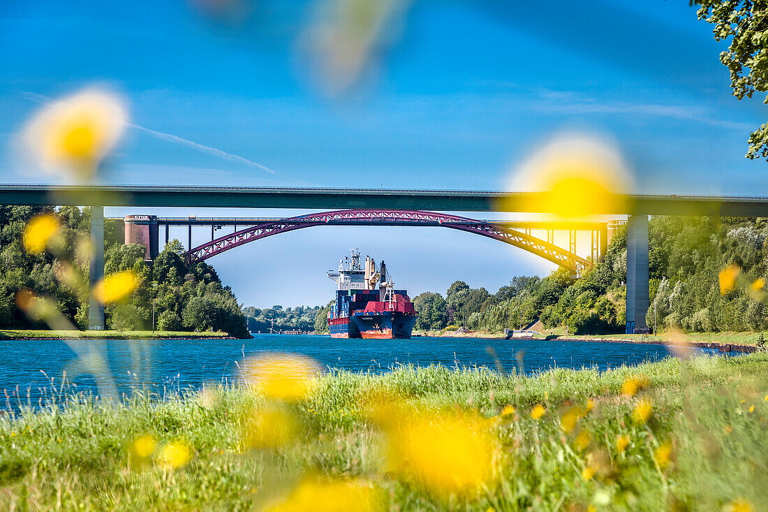 Frachtschiff auf dem Nord-Ostsee-Kanal bei Kiel, Ostsee, Schleswig-Holstein, Deutschland