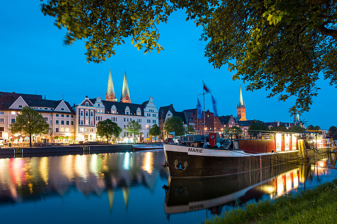 View over river Trave at night towards the old town with the church of St Mary and church of St. Peter, Hanseatic City, Luebeck, Schleswig-Holstein, Germany