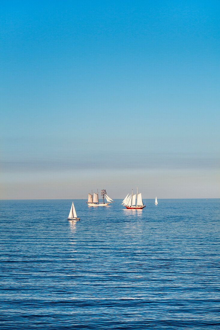 Blick auf das Meer mit Schiffen, Travemünde, Hansestadt Lübeck, Lübecker Bucht, Ostsee, Schleswig-Holstein, Deutschland