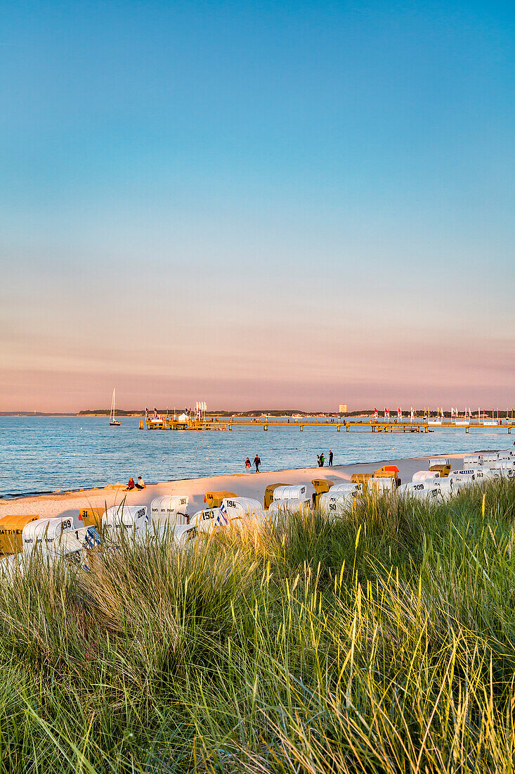 Strandkörbe, Dünen und Seebrücke, Scharbeutz, Lübecker Bucht, Ostsee, Schleswig-Holstein, Deutschland