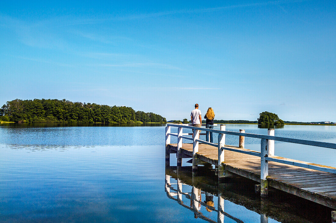 Paar auf einem Steg, Bosau, Plöner See, Holsteinische Schweiz, Ostsee, Schleswig-Holstein, Deutschland