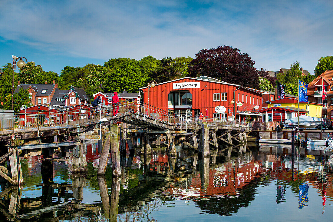 Hafen und Klapp-Holzbrücke, Eckernförde, Ostsee, Rendsburg-Eckernförde, Schleswig-Holstein, Deutschland