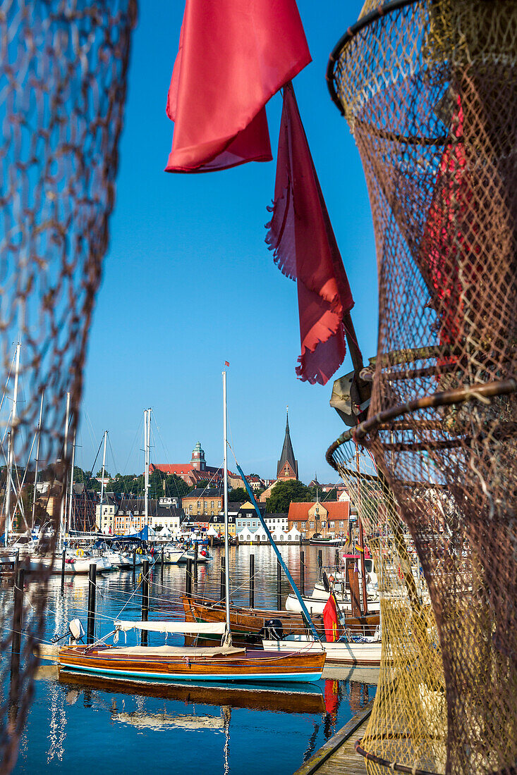 Blick durch ein Fischernetz auf die Altstadt, Flensburg, Flensburger Förde, Ostsee, Schleswig-Holstein, Deutschland