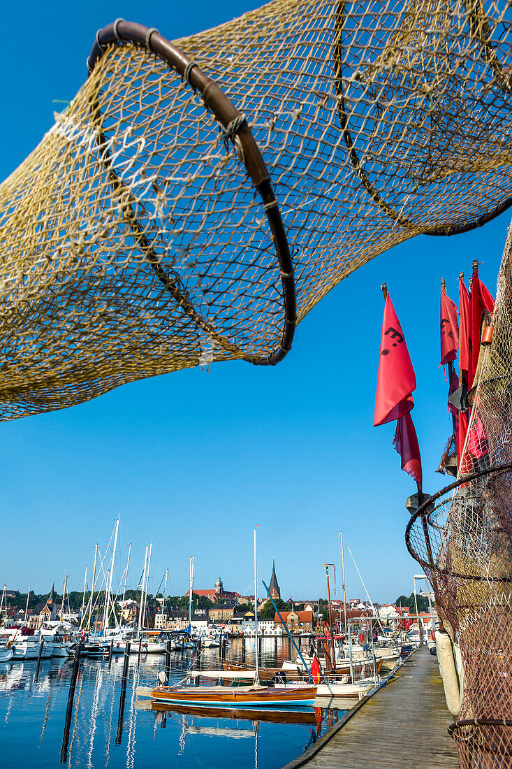 Blick durch ein Fischernetz auf die Altstadt, Flensburg, Flensburger Förde, Ostsee, Schleswig-Holstein, Deutschland