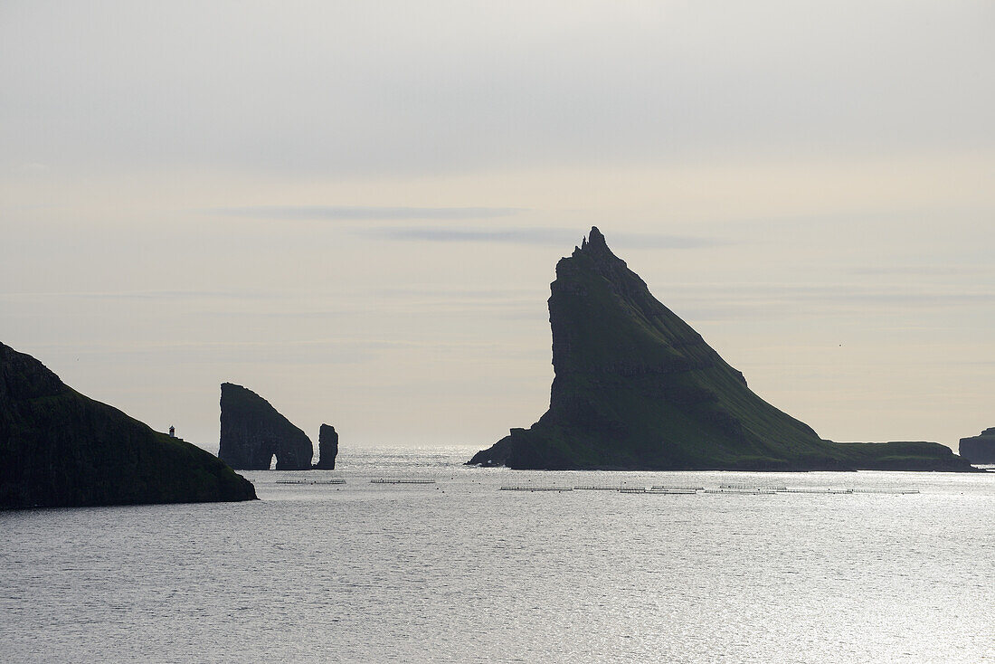 Silhouetten der Inseln Tindholmur und Drangarnir, Färöer Inseln (Føroyar)