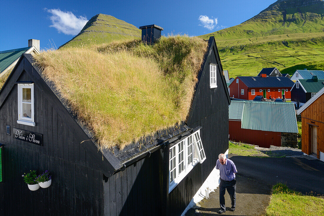 Traditionelles Haus in Gjogv, Insel Eysturoy, Färöer Inseln (Føroyar)