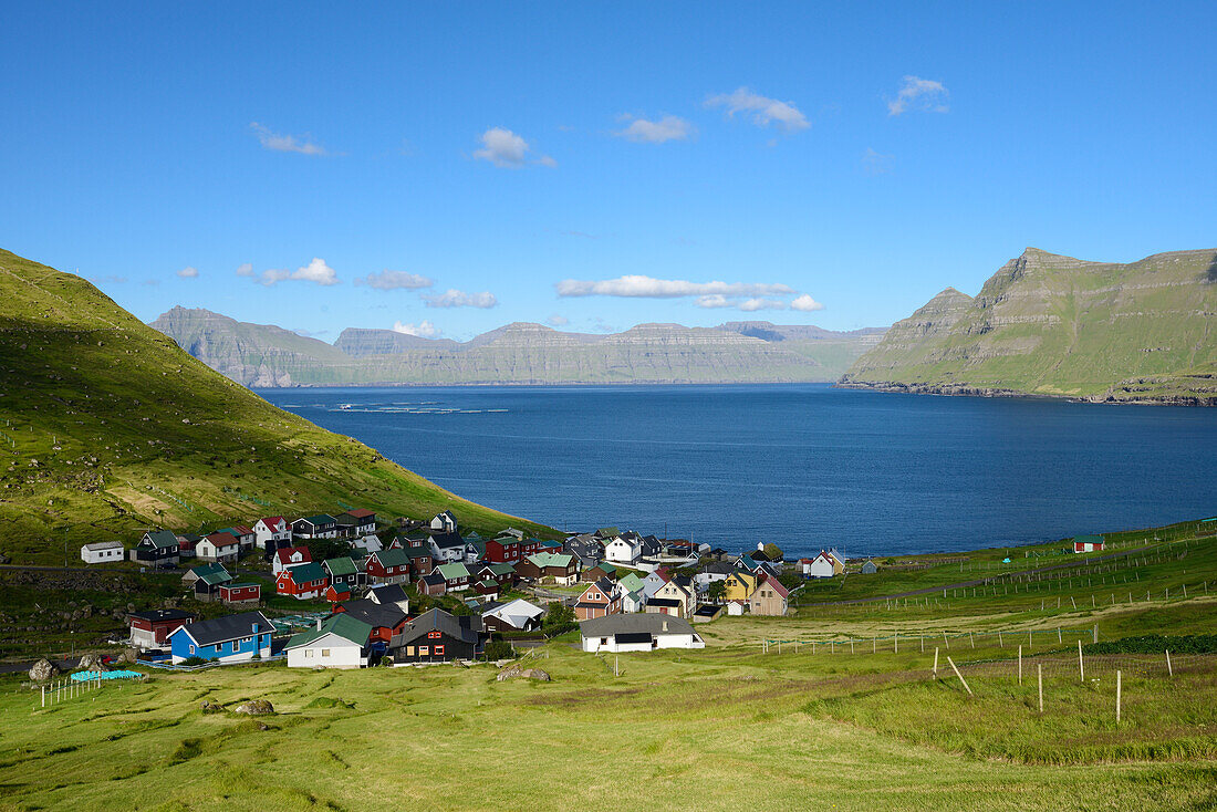 Die bunten Häusern von Funningur vor der Fjordlandschaft, Insel Eysturoy, Färöer Inseln (Føroyar)