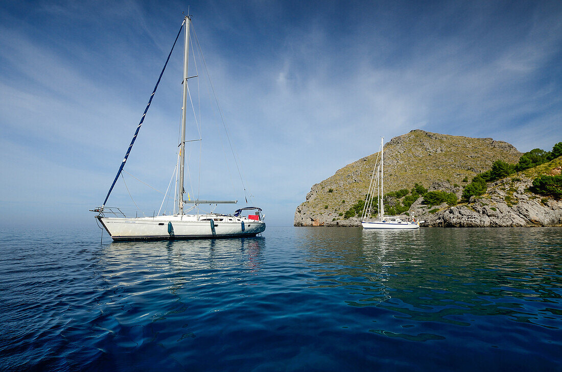 Zwei Segelyachten ankern in der Bucht Cala de Calobra, Mallorca, Balearen, Spanien, Europa