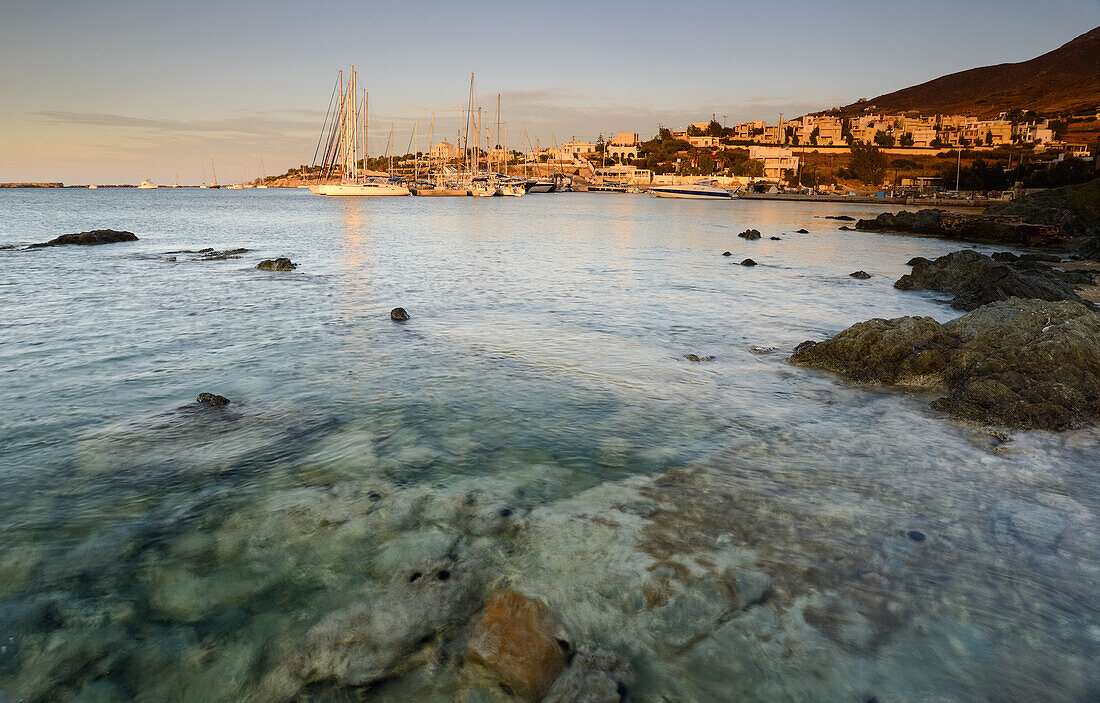 Sonnenaufgang im Hafen von Siros, griechische Inseln, Ägäis, Kykladen, Griechenland